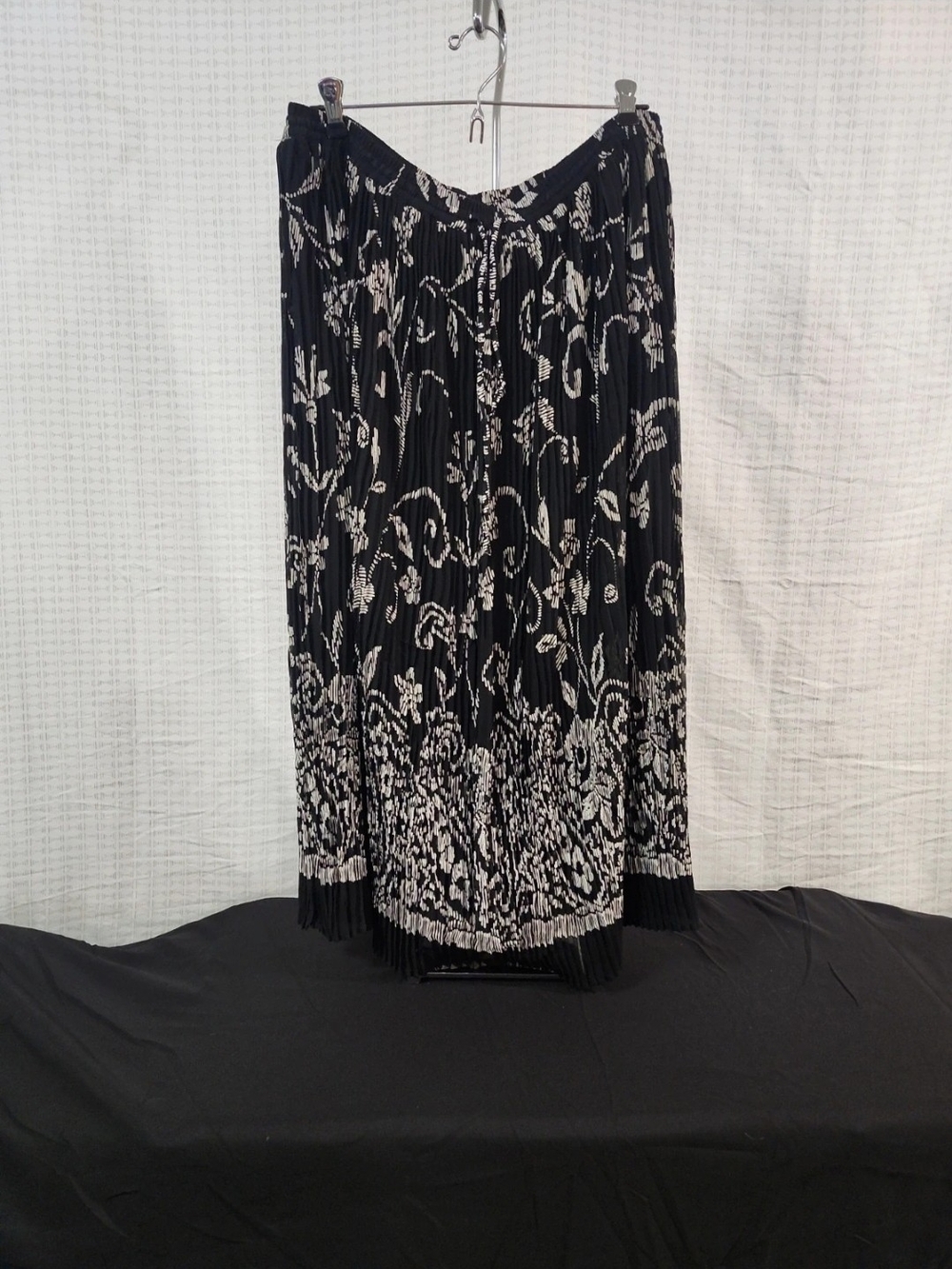 Alfred Dunner Black and White Floral Pleated Maxi Skirt